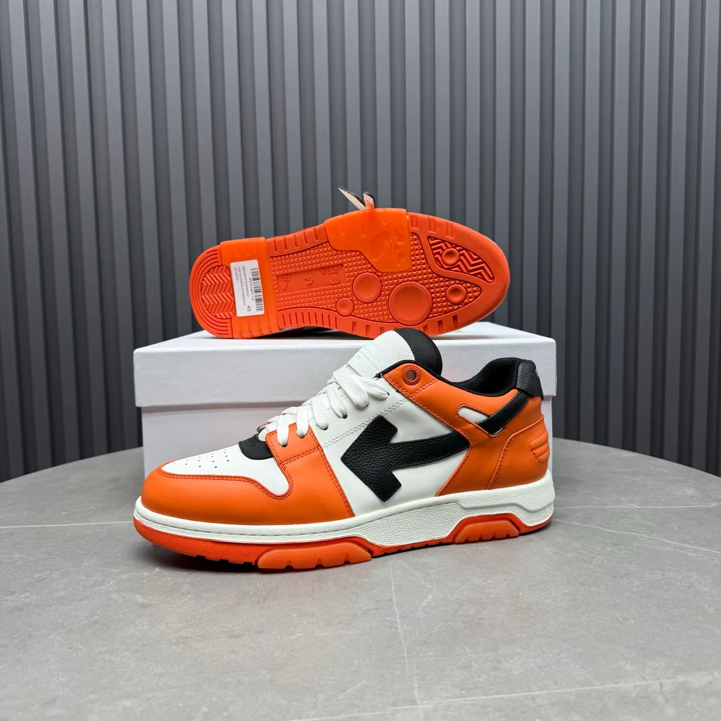 【off- white】P: 620💰Couple model👫, Size: 35-44 (Customized for men 38.45.46) High-quality version👊 "Out of office" series original molding, original lasting, production process 1:1 Original ➰OFF GRAY WHITE OW ➰ First-layer cowhide Imported skin-friendly and environmentally friendly polyester mesh Original molding high elastic and environmentally friendly molding pad Made with the original lasting process. The original molded rubber outsole (never yellows and deforms) has a super correct shape, bright color and strong three-dimensional effect👍. Packaging💯Full set of packaging synchronized with the official website (branded paper, certificate of quality, branded cloth bag)